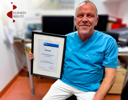 Übergabe Urkunde der Dt. Kontinenz Gesellschaft e.V. an Will Vance, Leiter Department Neuro-Urologie