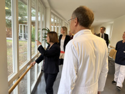 Ministerin Nonnemacher besichtigt die Parkinsonklinik